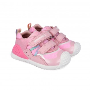 Deportivos rosas de niña...