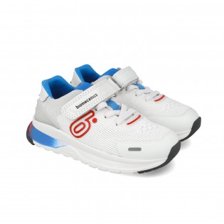 Deportivas blancas y azules...