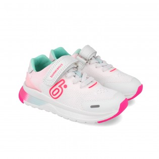 Deportivas blancas y azules...