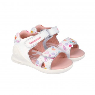 Sandalias blancas de niña...