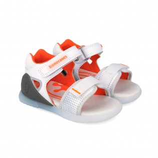 Sandalias blancas de niño...