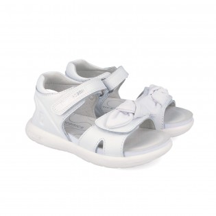 Sandalias blancas para niña...