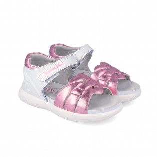 Sandalias blancas y rosas...