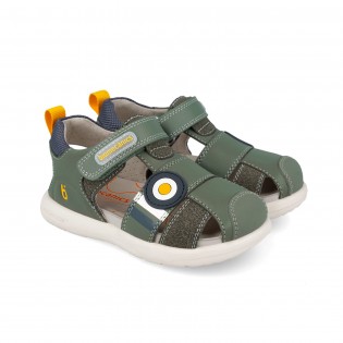 Sandalias verdes para niño...