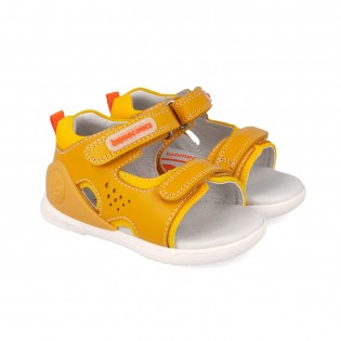 Sandalias amarillas de niño...