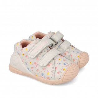 Botines blancos de niña...