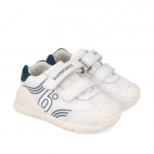 Deportivos blancos de niño...